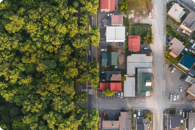 Overhead view of trees meeting urban neighborhood | Vue aérienne des arbres rencontrant le quartier urbain